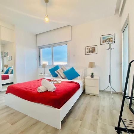 Appartamento Panoramic Seaside Getaway, 2-Br Penthouse Larnaca Esterno foto
