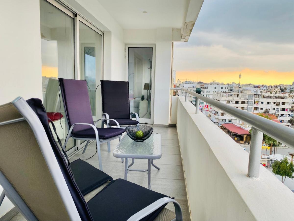 Appartamento Panoramic Seaside Getaway, 2-Br Penthouse Larnaca Esterno foto