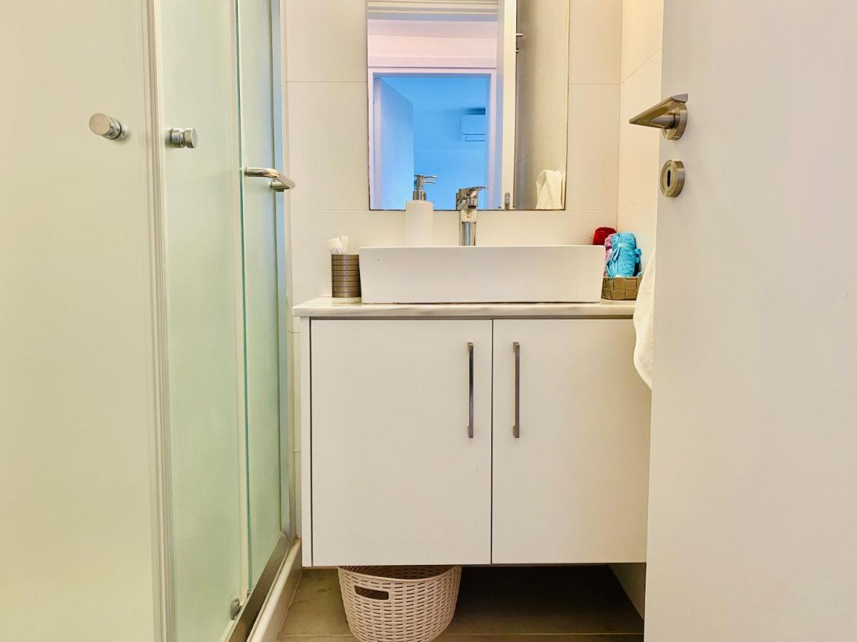 Appartamento Panoramic Seaside Getaway, 2-Br Penthouse Larnaca Esterno foto
