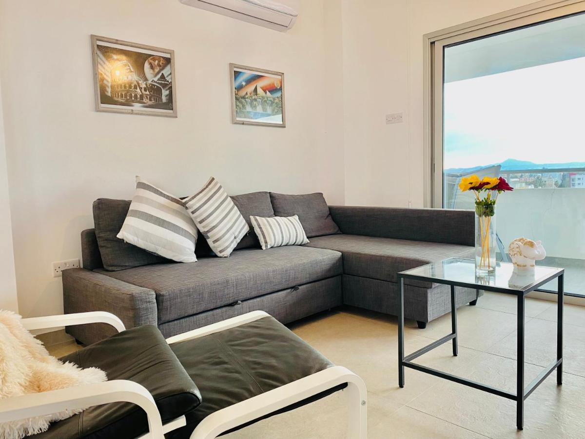 Appartamento Panoramic Seaside Getaway, 2-Br Penthouse Larnaca Esterno foto