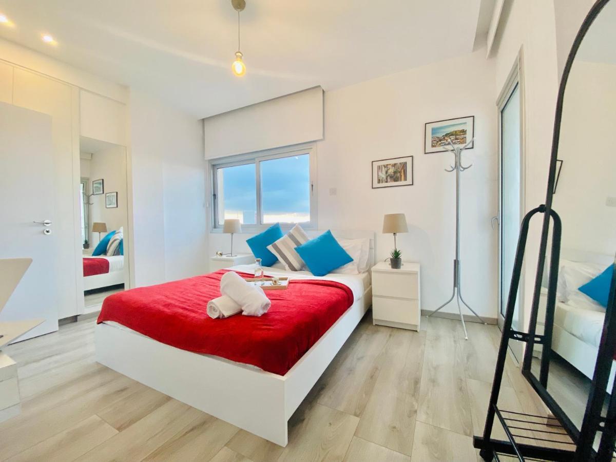 Appartamento Panoramic Seaside Getaway, 2-Br Penthouse Larnaca Esterno foto