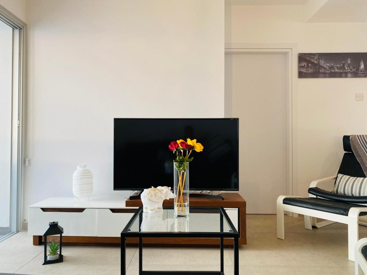 Appartamento Panoramic Seaside Getaway, 2-Br Penthouse Larnaca Esterno foto