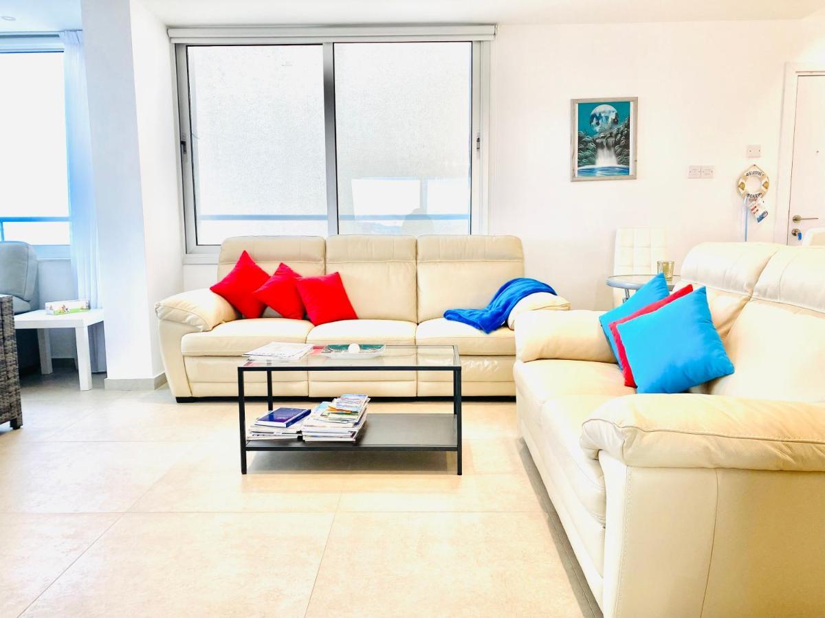 Appartamento Panoramic Seaside Getaway, 2-Br Penthouse Larnaca Esterno foto