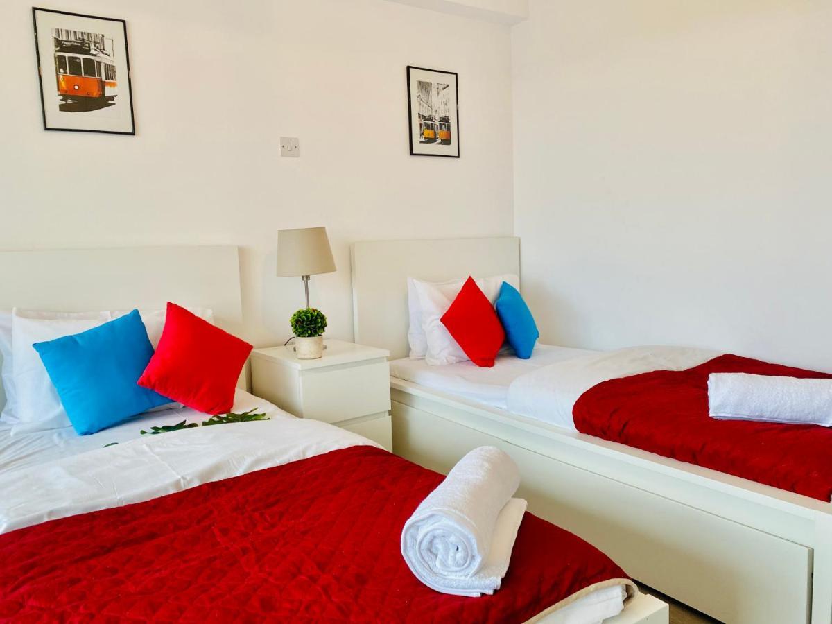 Appartamento Panoramic Seaside Getaway, 2-Br Penthouse Larnaca Esterno foto