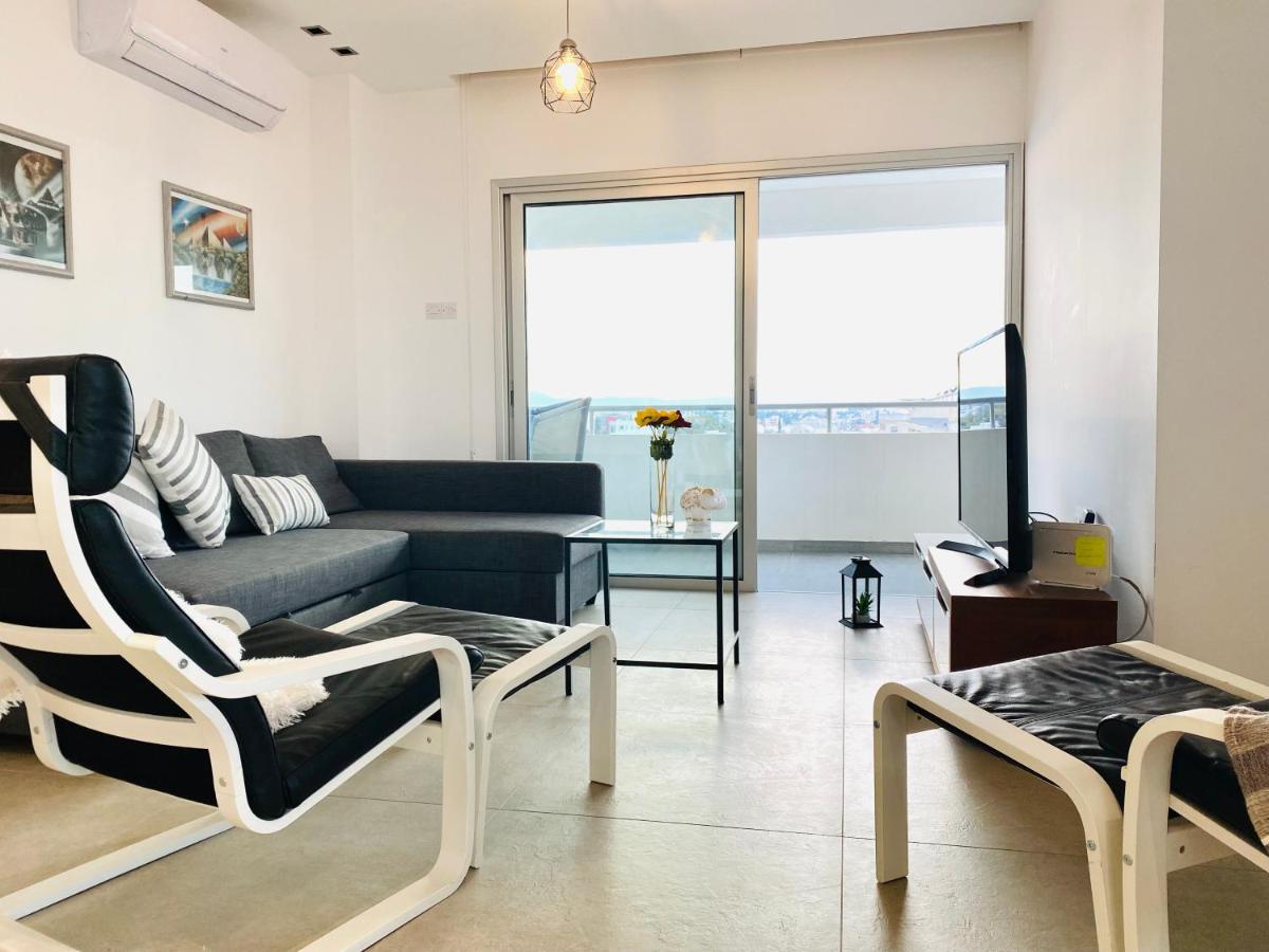 Appartamento Panoramic Seaside Getaway, 2-Br Penthouse Larnaca Esterno foto