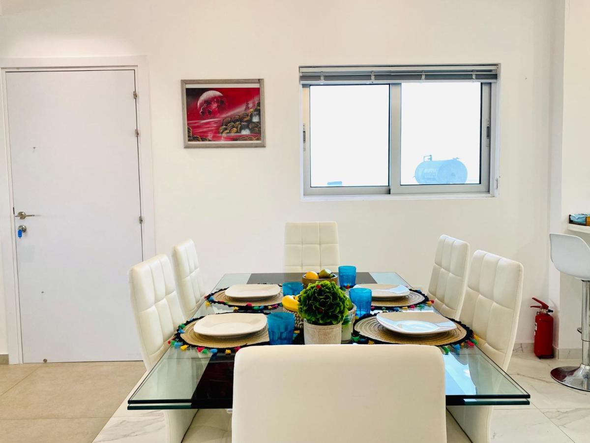 Appartamento Panoramic Seaside Getaway, 2-Br Penthouse Larnaca Esterno foto