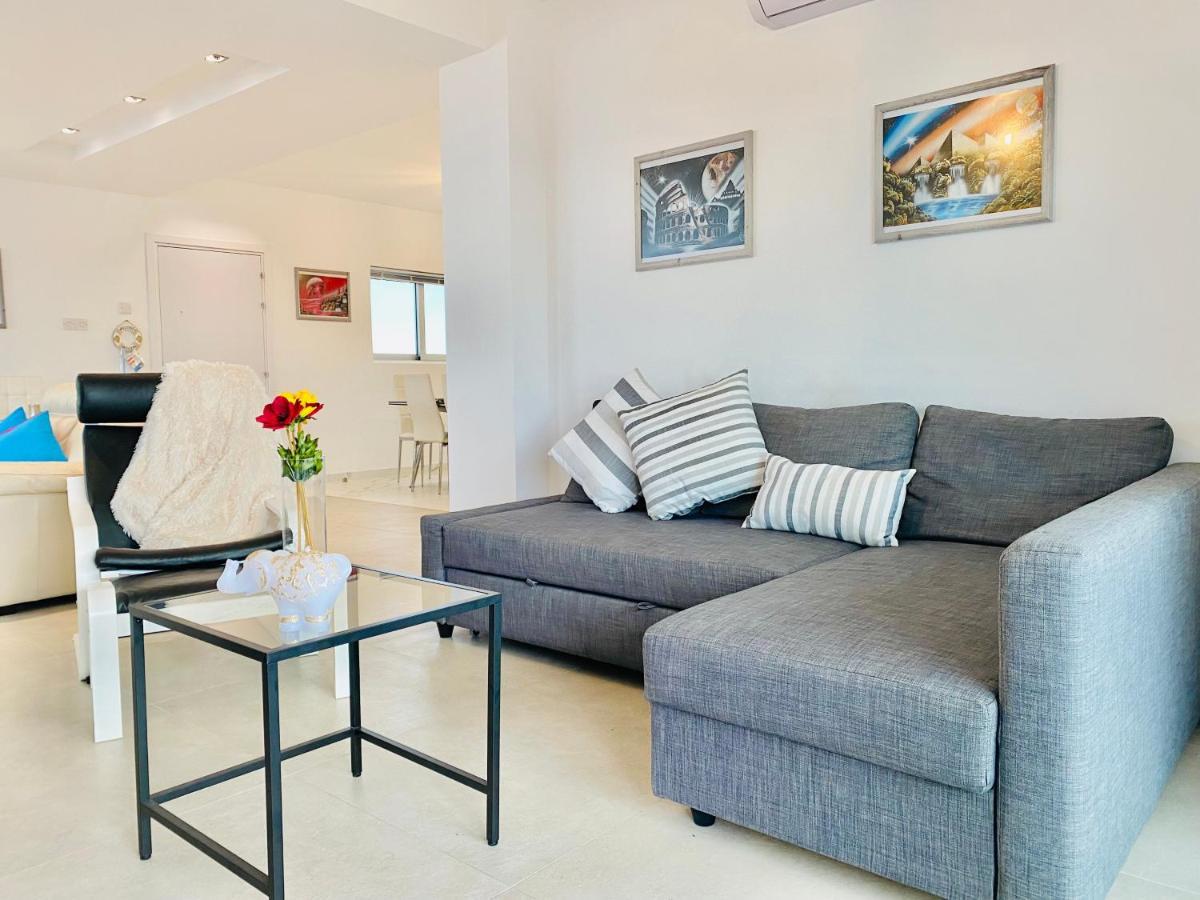Appartamento Panoramic Seaside Getaway, 2-Br Penthouse Larnaca Esterno foto