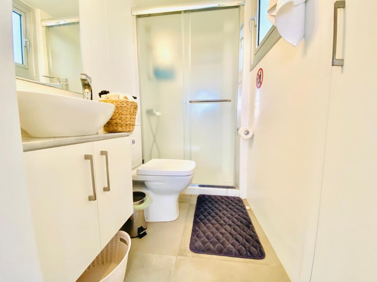 Appartamento Panoramic Seaside Getaway, 2-Br Penthouse Larnaca Esterno foto