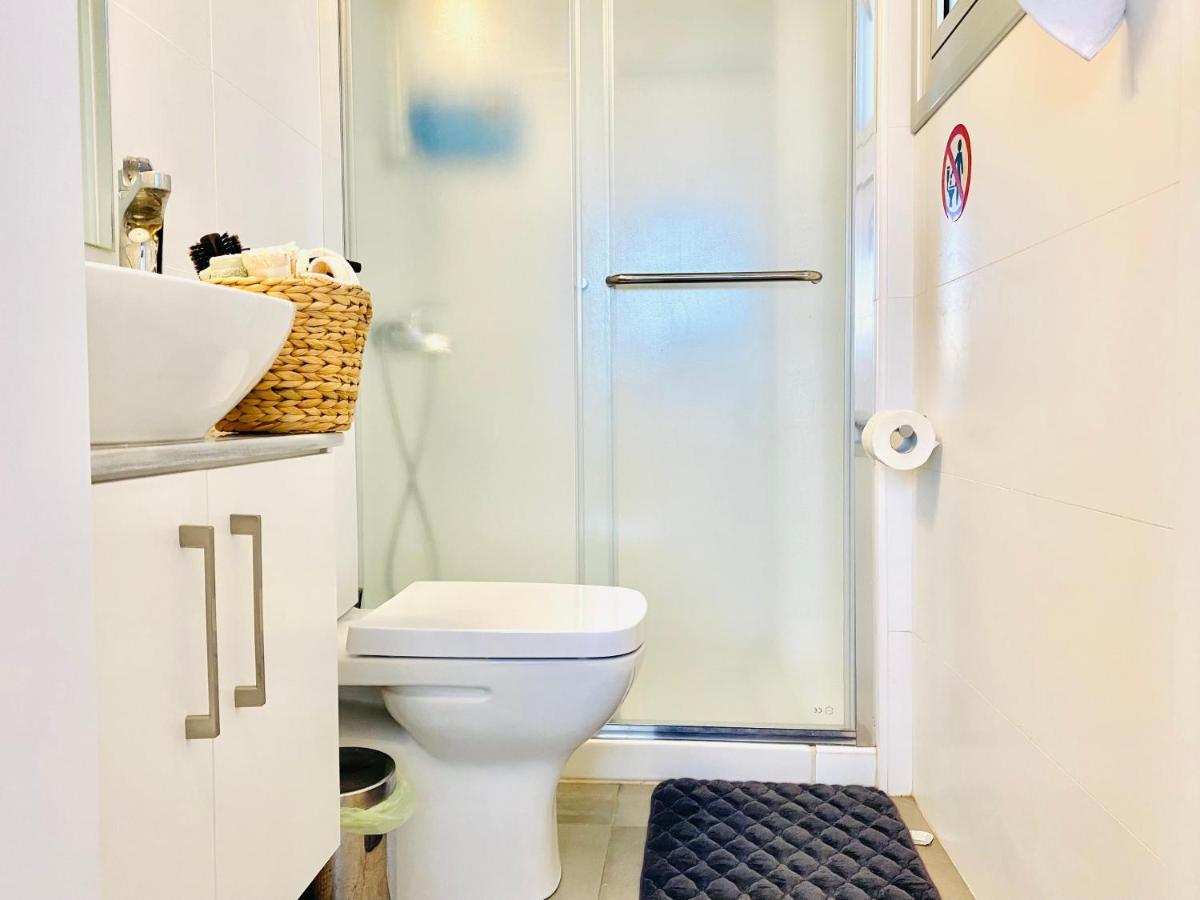 Appartamento Panoramic Seaside Getaway, 2-Br Penthouse Larnaca Esterno foto