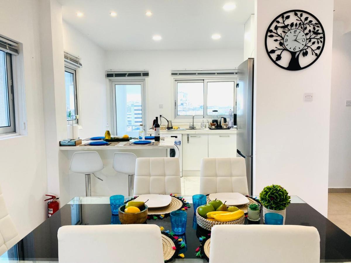 Appartamento Panoramic Seaside Getaway, 2-Br Penthouse Larnaca Esterno foto